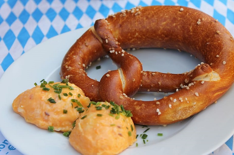 Are pretzels bad for hot sale dogs